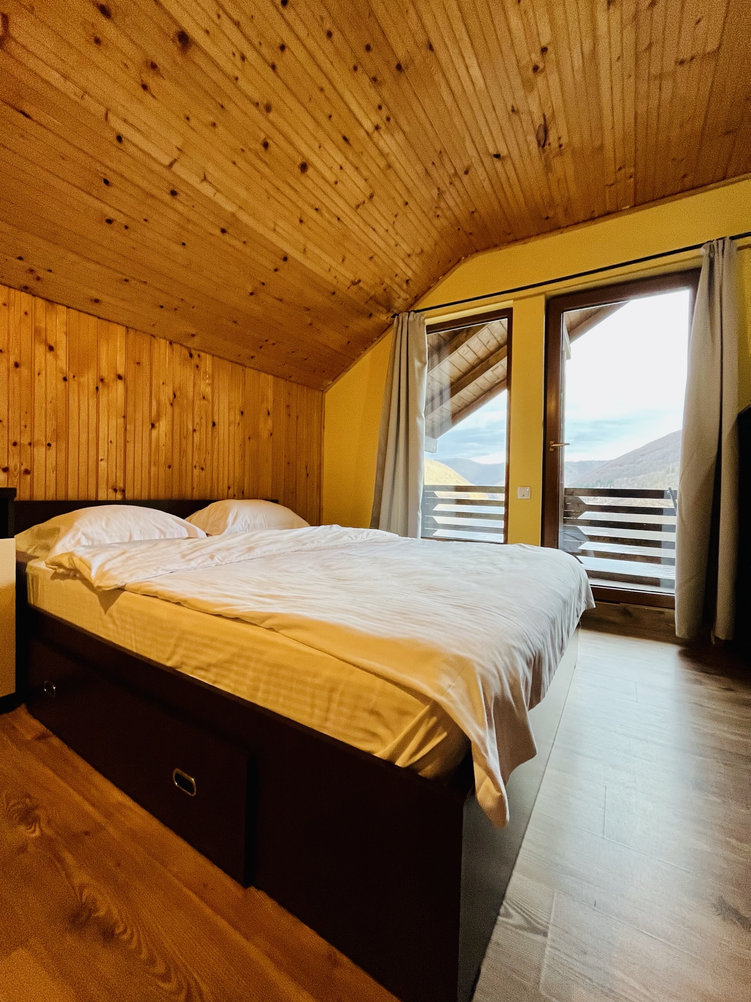 tarnița forest lake