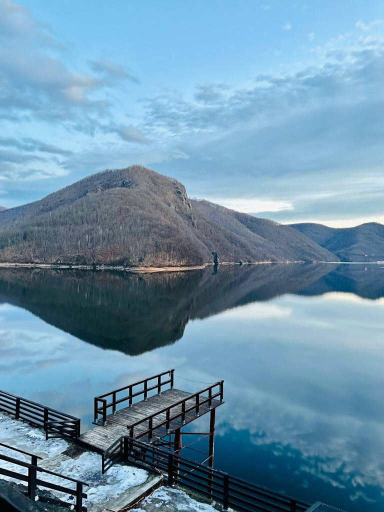 tarnița forest lake